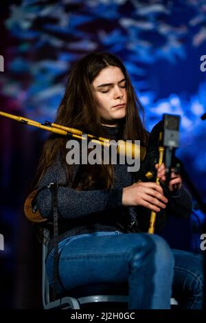 Edimburgo, Scozia. Ven 1 Aprile 2022. Piper Brìghde Chaimbeul e Aidan o'Rourke suonano dal vivo nella cattedrale di St Giles come parte del festival Burns & Beyond. Il concerto si è svolto sotto l’installazione d’arte di Michael Pendry ‘Les Colombes (i Dogi)’, una colonna tortuosa di oltre 2.500 colombe di carta origami che volano per tutta la lunghezza della Cattedrale. Foto Stock