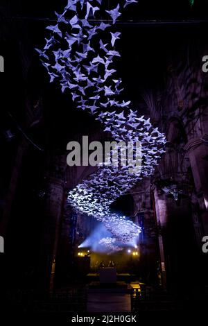 Edimburgo, Scozia. Ven 1 Aprile 2022. Piper Brìghde Chaimbeul e Aidan o'Rourke suonano dal vivo nella cattedrale di St Giles come parte del festival Burns & Beyond. Il concerto si è svolto sotto l’installazione d’arte di Michael Pendry ‘Les Colombes (i Dogi)’, una colonna tortuosa di oltre 2.500 colombe di carta origami che volano per tutta la lunghezza della Cattedrale. Foto Stock