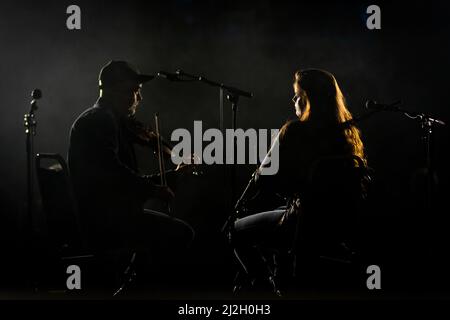 Edimburgo, Scozia. Ven 1 Aprile 2022. Piper Brìghde Chaimbeul e Aidan o'Rourke suonano dal vivo nella cattedrale di St Giles come parte del festival Burns & Beyond. Il concerto si è svolto sotto l’installazione d’arte di Michael Pendry ‘Les Colombes (i Dogi)’, una colonna tortuosa di oltre 2.500 colombe di carta origami che volano per tutta la lunghezza della Cattedrale. Foto Stock