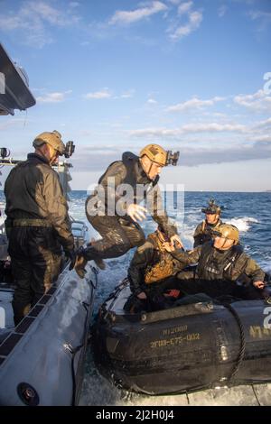 220316-M-HU496-1006 SOUDA BAY, Grecia (15 marzo 2022) i Marines degli Stati Uniti assegnati al gruppo di mansioni 61/2,4 conducono le operazioni di acqua con un'imbarcazione di raiding della gomma di combattimento vicino Souda Bay, Grecia, marzo 15. Task Group 61/2,4 fa parte della Task Force 61/2, che fornirà temporaneamente supporto di comando e controllo al comandante della Sesta flotta degli Stati Uniti, e sincronizzerà le unità e le capacità del corpo Navale e Marino già in teatro, a sostegno degli alleati e partner regionali e degli interessi di sicurezza nazionale degli Stati Uniti. (STATI UNITI Foto del corpo marino di Sgt. Dylan Chagnon) Foto Stock