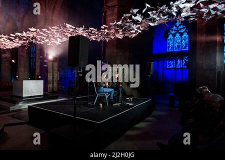 Edimburgo, Scozia. Ven 1 Aprile 2022. Piper Brìghde Chaimbeul e Aidan o'Rourke suonano dal vivo nella cattedrale di St Giles come parte del festival Burns & Beyond. Il concerto si è svolto sotto l’installazione d’arte di Michael Pendry ‘Les Colombes (i Dogi)’, una colonna tortuosa di oltre 2.500 colombe di carta origami che volano per tutta la lunghezza della Cattedrale. Foto Stock