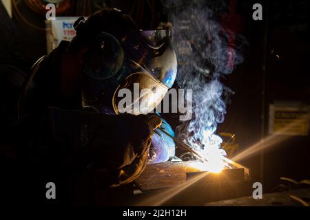 220330-N-TY704-1081 OCEANO PACIFICO (30 marzo 2022) Hull Maintenance Technician Fireman Mason Burger, nativo di Houston, Texas, salda il metallo a bordo di una portaerei di classe Nimitz USS Carl Vinson (CVN 70), marzo 30. Vinson sta attualmente conducendo operazioni marittime di routine nell'Oceano Pacifico. (STATI UNITI Foto Navy di Mass Communication Specialist 3rd Classe Emily Claire Bennett) Foto Stock