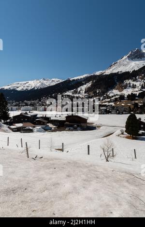 Davos, Svizzera, 23 marzo 2022 Winter Wonderland in uno scenario alpino in una giornata di sole Foto Stock