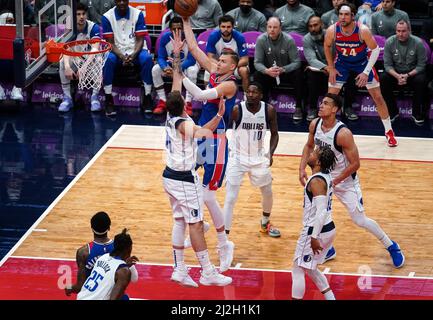 Washington, Stati Uniti. 01st Apr 2022. WASHINGTON, DC - APRILE 01: Washington Wizards Center Kristaps Porzingis (6) spara su Dallas Mavericks in avanti Tim Hardaway Jr. (11) durante una partita NBA tra i Washington Wizards e i Dallas Mavericks, il 01 Aprile 2022, alla Capital One Arena, a Washington, DC. (Foto di Tony Quinn/SipaUSA) Credit: Sipa USA/Alamy Live News Foto Stock