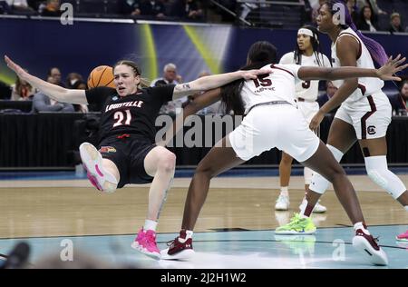 Minneapolis, Stati Uniti. 01st Apr 2022. I cardinali di Louisville Emily Engstler (21) sono stati imbrigliati da South Carolina Gamecocks Laeticia Amichus (15) nella prima metà del gioco una delle quattro semifinali finali della finale femminile al Target Center di Minneapolis venerdì 1 aprile 2022. Foto di Aaron Joseczfyk/UPI Credit: UPI/Alamy Live News Foto Stock