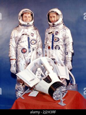 Gli astronauti Edward White II (a sinistra) e James McDivit, pilota di comando, l'equipaggio di Gemini 4 Foto Stock