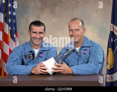 Gli astronauti Charles Conrad (a destra), primo pilota di comando equipaggio, e Richard Gordon , primo pilota equipaggio, per la missione di terra-orbitale Gemini 11. Foto Stock