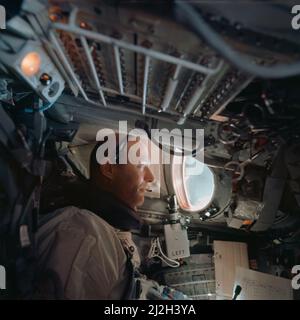 L'astronauta Thomas Stafford, pilota di comando del volo spaziale Gemini 9-A, viene fotografato durante la missione Gemini 9 all'interno della navicella spaziale dall'astronauta Eugene Cernan, pilota Gemini 9. Foto Stock