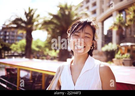 Im al mio più felice quando viaggio. Ritratto corto di una giovane donna attraente che esplora la città da sola durante il giorno. Foto Stock