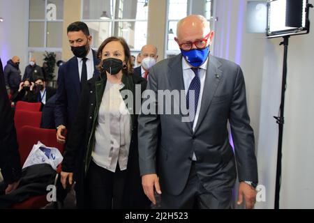 Napoli, Campania, Italia. 2nd Apr 2022. Napoli, Italia - 01 aprile 2022 : primo forum espositivo di beni confiscati dall'Underworld, presso il Salone della Stazione Marittima. Alla presenza del Sindaco di Napoli Gaetano Manfredi, dell'Arcivescovo Metropolita di Napoli Domenico Battaglia, del Ministro dell'interno Luciana Lamorgese, del Vice Presidente del Senato della Repubblica Anna Rossomando, del Presidente della Regione Campania Vincenzo De Luca.Luciana Lamorgese (sinistra) (Credit Image: © Pasquale Senatore/Pacific Press via ZUMA Press Wire) Foto Stock