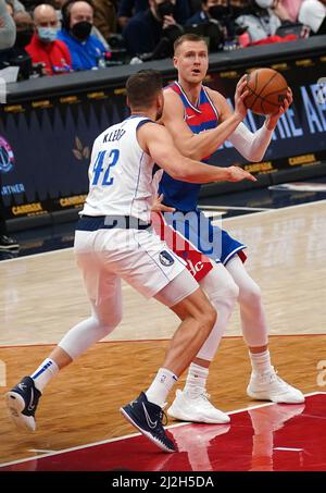 Washington, Stati Uniti. 01st Apr 2022. WASHINGTON, DC - APRILE 01: Washington Wizards Center Kristaps Porzingis (6) mira a sparare sopra Dallas Mavericks in avanti Maxi Kleber (42) durante una partita NBA tra i Washington Wizards e i Dallas Mavericks, il 01 Aprile 2022, alla Capital One Arena, a Washington, DC. (Foto di Tony Quinn/SipaUSA) Credit: Sipa USA/Alamy Live News Foto Stock