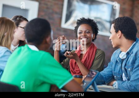 Ive ne ha un'idea. Foto di un gruppo di studenti universitari che lavorano a un progetto di gruppo in classe. Foto Stock