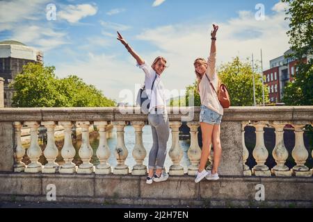 Libertà in una città straniera. Ritratto di due giovani amiche alla scoperta di una città straniera. Foto Stock