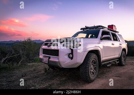 Camion in cima a un monte che si affaccia Pinnacles National Park Foto Stock