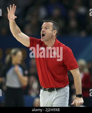 Minneapolis, Stati Uniti. 02nd Apr 2022. Il capo allenatore dei Louisville Cardinals Jeff Walz mette in palio una partita alla sua squadra contro i South Carolina Gamecocks durante la partita una delle quattro semifinali delle Donne finali al Target Center di Minneapolis venerdì 1 aprile 2022. Foto di Aaron Joseczfyk/UPI Credit: UPI/Alamy Live News Foto Stock