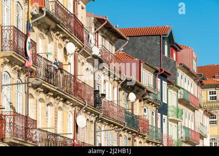 Portogallo, Porto, facciate di case tradizionali nella città vecchia Foto Stock