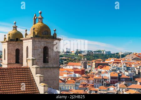 Portogallo, Porto, la chiesa delle Torri di Dos Grilos e i tetti della città vecchia Foto Stock