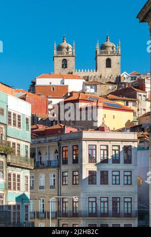Portogallo, Porto, edifici della città vecchia con torri cattedrale sullo sfondo Foto Stock