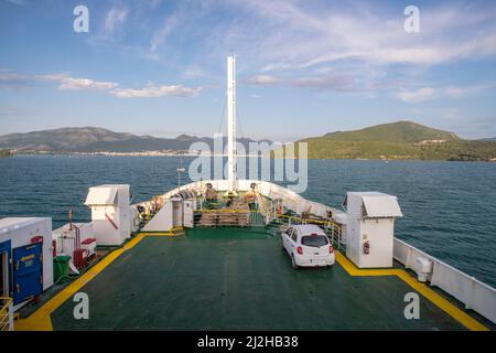 Grecia, Igoumenitsa, Ponte di traghetto in mare in direzione della costa Foto Stock