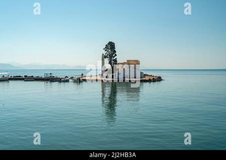 Grecia, isola di Corfù, Monastero di Vlacherna su isolotto sul mare calmo Foto Stock