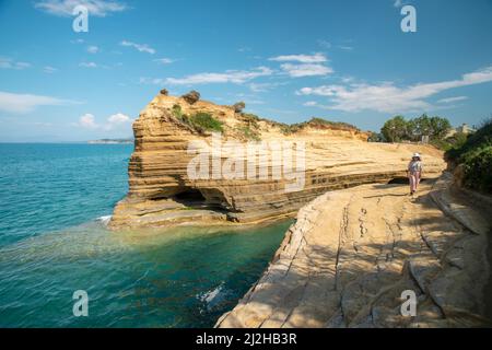 Grecia, Corfù isola, Sidari, Donna camminando sulla scogliera vicino al canale Damour Foto Stock