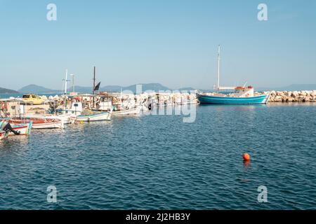 Grecia, Lefkimmi, barche ormeggiate nel piccolo porto Foto Stock