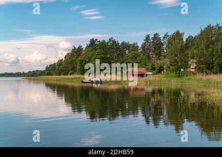 Svezia, Loftahammar, piccola casa sulla costa erbosa Foto Stock