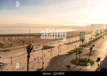 Marocco, Tanger-Tetouan-al Hoceima, Vista della strada e della costa al mattino presto Foto Stock