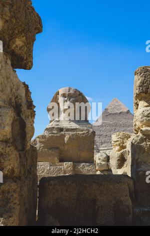 Vista principale della Grande Sfinge di Giza con la Grande Piramide sullo sfondo a Giza, Egitto Foto Stock