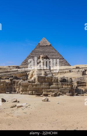 Vista principale della Grande Sfinge di Giza con la Grande Piramide sullo sfondo a Giza, Egitto Foto Stock