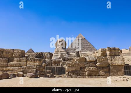 Vista principale della Grande Sfinge di Giza con la Grande Piramide sullo sfondo a Giza, Egitto Foto Stock