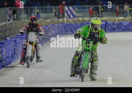 Heerenveen, Paesi Bassi. 1st Apr 2022. HEERENVEEN, NL. APR 1. Jani Kouvula (Bianco) guida Tom Abrahamsson (Rosso) durante il ROLOEF THIJS BOKAAL al Ice Rink Thialf, Heerenveen venerdì 1st aprile 2022. (Credit: Ian Charles | MI News) Credit: MI News & Sport /Alamy Live News Foto Stock