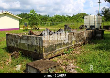 SAN ANTONIO, BELIZE - 26 OTTOBRE 2015 rovine della base di pattuglia dell'esercito britannico a Salamanca Camp Fuel Dump Foto Stock