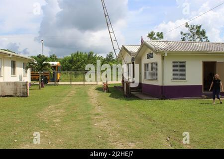 SAN ANTONIO, BELIZE - 26 OTTOBRE 2015 rovine della base di pattuglia dell'esercito britannico a Salamanca Camp Gate Foto Stock