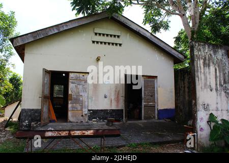 SAN ANTONIO, BELIZE - 26 OTTOBRE 2015 rovine della base di pattuglia dell'esercito britannico a Salamanca Camp Generator Shed Foto Stock