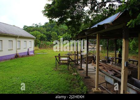 SAN ANTONIO, BELIZE - 26 OTTOBRE 2015 rovine della base di pattuglia dell'esercito britannico a Salamanca Camp lavanderia Foto Stock