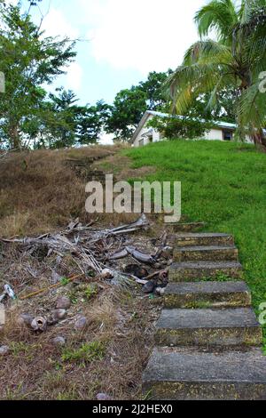 SAN ANTONIO, BELIZE - 26 OTTOBRE 2015 rovine della base di pattuglia dell'esercito britannico a Salamanca Camp Officers Quarters Foto Stock