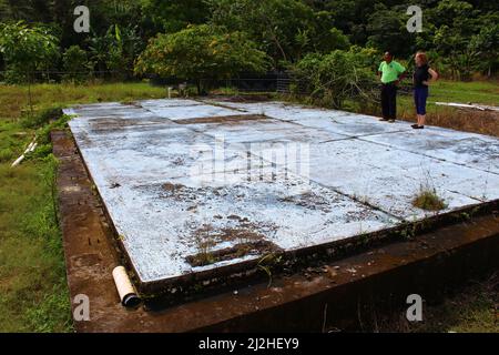 SAN ANTONIO, BELIZE - 26 OTTOBRE 2015 rovine della base di pattuglia dell'esercito britannico a Salamanca Camp Pool ora con una cima Foto Stock