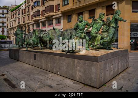Pamplona, Spagna - 22 giugno 2021: Encierro, 1994 monumento dedicato al noto San Fermin Bull Run di Rafael Huerta nel centro storico Foto Stock