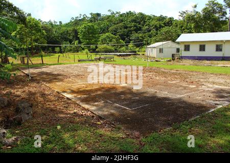 SAN ANTONIO, BELIZE - 26 OTTOBRE 2015 rovine della base di pattuglia dell'esercito britannico a Salamanca Camp Volleyball Court Foto Stock