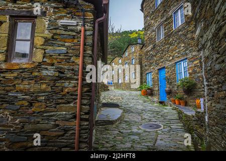 Una vecchia strada tra le case di Piodao, Aldeias de Xisto, Portogallo. Scisti villaggi in Portogallo Foto Stock