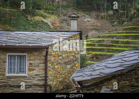 Una vecchia casa in pietra a Piodao, Aldeias de Xisto, Portogallo. Scisti villaggi in Portogallo Foto Stock