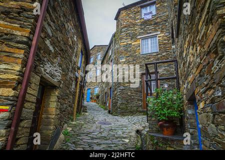 Una strada stretta tra case in pietra a Piodao, Aldeias de Xisto, Portogallo Foto Stock