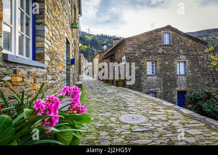 Una strada stretta tra case in pietra a Piodao, Aldeias de Xisto, Portogallo Foto Stock