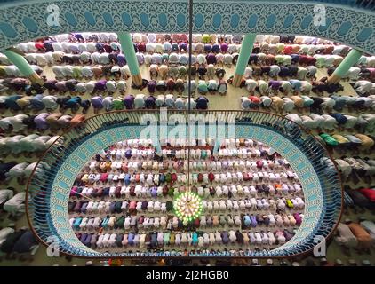 Decine di migliaia di devoti pagano il loro rispetto durante la preghiera musulmana di Jummah alla Moschea Nazionale di Baiul Mukarram a Dhaka, Bangladesh. Circa 10.000-15.000 persone hanno frequentato la Moschea per le loro preghiere settimanali. La Moschea Nazionale del Bangladesh, conosciuta come Baitul Mukarram o la Casa Santa in inglese, è una delle 10 moschee più grandi del mondo e può ospitare fino a 40.000 persone, anche nello spazio aperto esterno. La moschea ha diverse caratteristiche architettoniche moderne mentre allo stesso tempo conserva i principi tradizionali dell'architettura Mughal che è stata per un certo tempo dominante nel Foto Stock