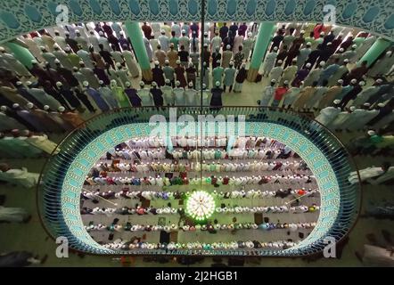 Decine di migliaia di devoti pagano il loro rispetto durante la preghiera musulmana di Jummah alla Moschea Nazionale di Baiul Mukarram a Dhaka, Bangladesh. Circa 10.000-15.000 persone hanno frequentato la Moschea per le loro preghiere settimanali. La Moschea Nazionale del Bangladesh, conosciuta come Baitul Mukarram o la Casa Santa in inglese, è una delle 10 moschee più grandi del mondo e può ospitare fino a 40.000 persone, anche nello spazio aperto esterno. La moschea ha diverse caratteristiche architettoniche moderne mentre allo stesso tempo conserva i principi tradizionali dell'architettura Mughal che è stata per un certo tempo dominante nel Foto Stock