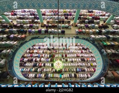 Decine di migliaia di devoti pagano il loro rispetto durante la preghiera musulmana di Jummah alla Moschea Nazionale di Baiul Mukarram a Dhaka, Bangladesh. Circa 10.000-15.000 persone hanno frequentato la Moschea per le loro preghiere settimanali. La Moschea Nazionale del Bangladesh, conosciuta come Baitul Mukarram o la Casa Santa in inglese, è una delle 10 moschee più grandi del mondo e può ospitare fino a 40.000 persone, anche nello spazio aperto esterno. La moschea ha diverse caratteristiche architettoniche moderne mentre allo stesso tempo conserva i principi tradizionali dell'architettura Mughal che è stata per un certo tempo dominante nel Foto Stock