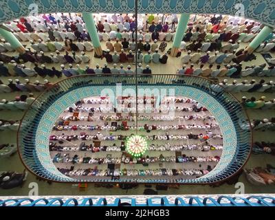 Decine di migliaia di devoti pagano il loro rispetto durante la preghiera musulmana di Jummah alla Moschea Nazionale di Baiul Mukarram a Dhaka, Bangladesh. Circa 10.000-15.000 persone hanno frequentato la Moschea per le loro preghiere settimanali. La Moschea Nazionale del Bangladesh, conosciuta come Baitul Mukarram o la Casa Santa in inglese, è una delle 10 moschee più grandi del mondo e può ospitare fino a 40.000 persone, anche nello spazio aperto esterno. La moschea ha diverse caratteristiche architettoniche moderne mentre allo stesso tempo conserva i principi tradizionali dell'architettura Mughal che è stata per un certo tempo dominante nel Foto Stock