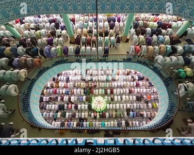 Decine di migliaia di devoti pagano il loro rispetto durante la preghiera musulmana di Jummah alla Moschea Nazionale di Baiul Mukarram a Dhaka, Bangladesh. Circa 10.000-15.000 persone hanno frequentato la Moschea per le loro preghiere settimanali. La Moschea Nazionale del Bangladesh, conosciuta come Baitul Mukarram o la Casa Santa in inglese, è una delle 10 moschee più grandi del mondo e può ospitare fino a 40.000 persone, anche nello spazio aperto esterno. La moschea ha diverse caratteristiche architettoniche moderne mentre allo stesso tempo conserva i principi tradizionali dell'architettura Mughal che è stata per un certo tempo dominante nel Foto Stock