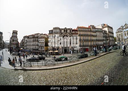 Porto, Portogallo. Marzo 2022. Vista fisheye della piazza Almeida Garrett nel centro della città Foto Stock